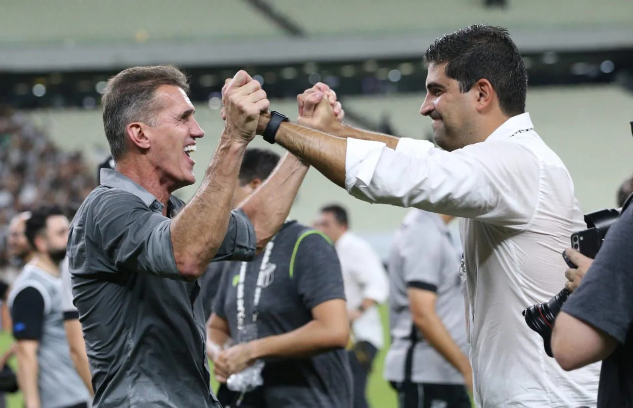 O técnico Vagner Mancini e o executivo de futebol Lucas Drubscky foram importantes para blindar o elenco