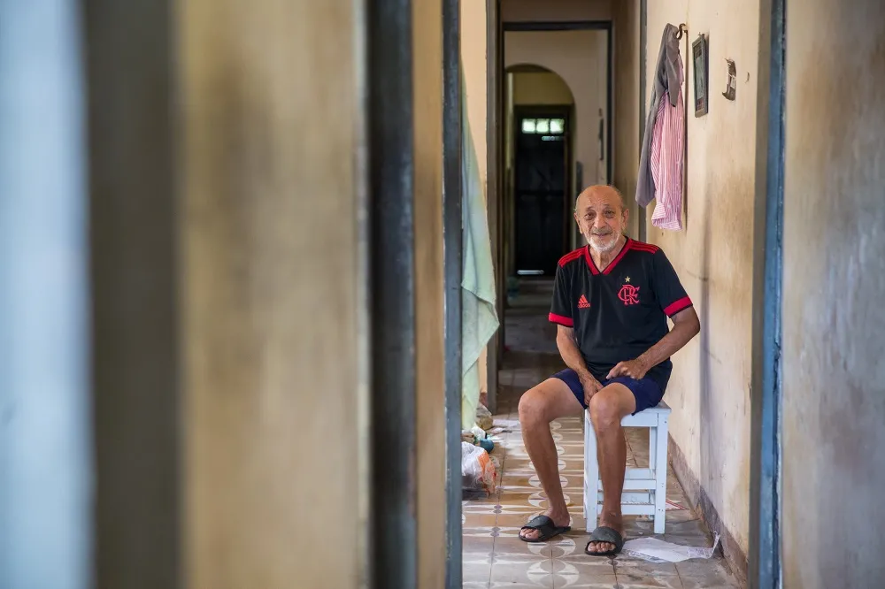 Morador da Rua Padre Mororó, o músico aposentado José Geroldo Pontes