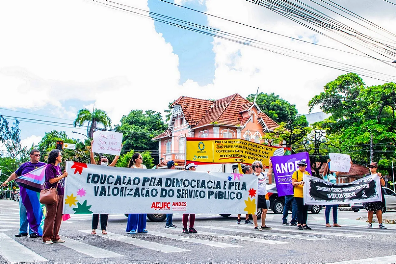 Ato do Sindicato dos Docentes das Universidades Federais do Estado do Ceará (ADUFC) na quarta-feira (3) pela recomposição salarial e reestruturação das carreiras dos servidores federais