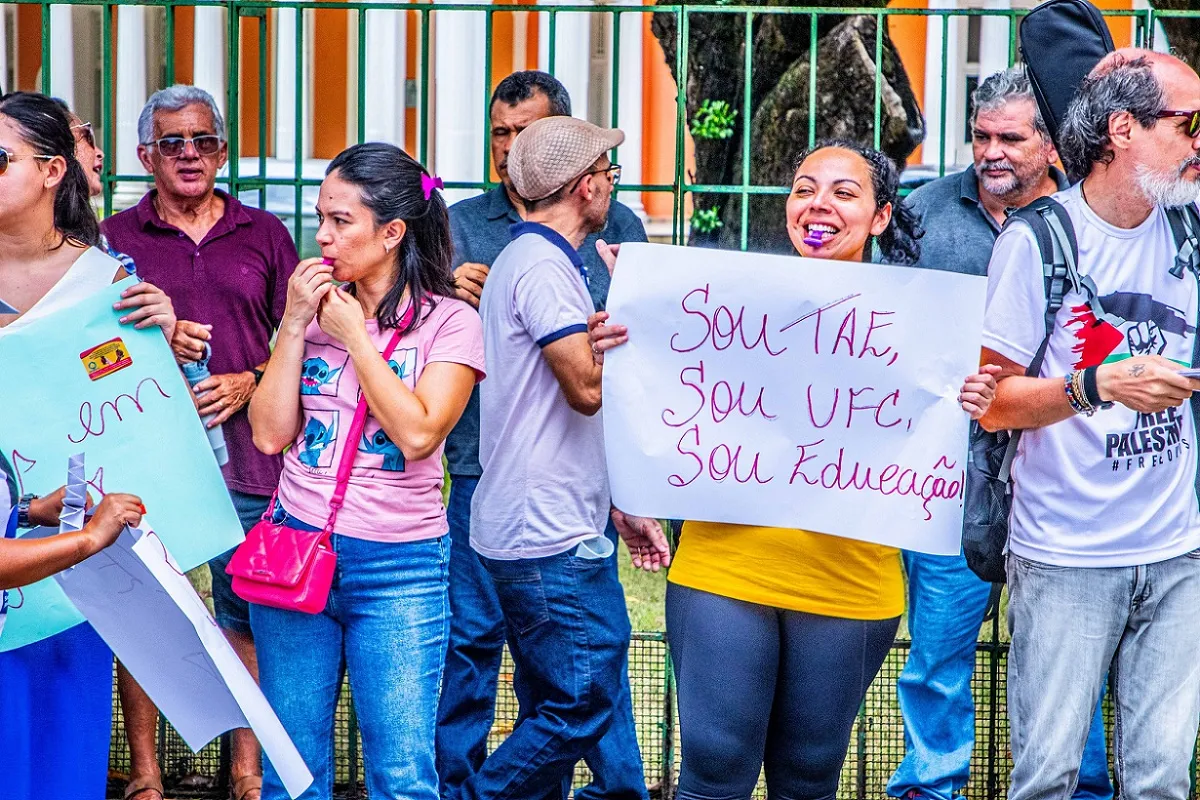 Servidores das universidades federais cearenses deflagraram greve em assembleia geral realizada na terça-feira (9)