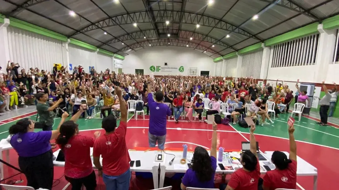 Servidores, docentes e técnico-administrativo em educação (TAE) do IFCE deram início ao movimento paredista na última quinta-feira (11)