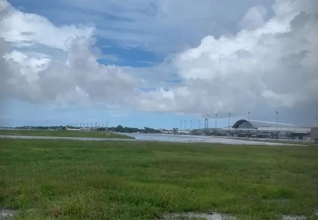 Visão do terminal (com chuva) do Fortaleza Airport a partir da cabeceira 13