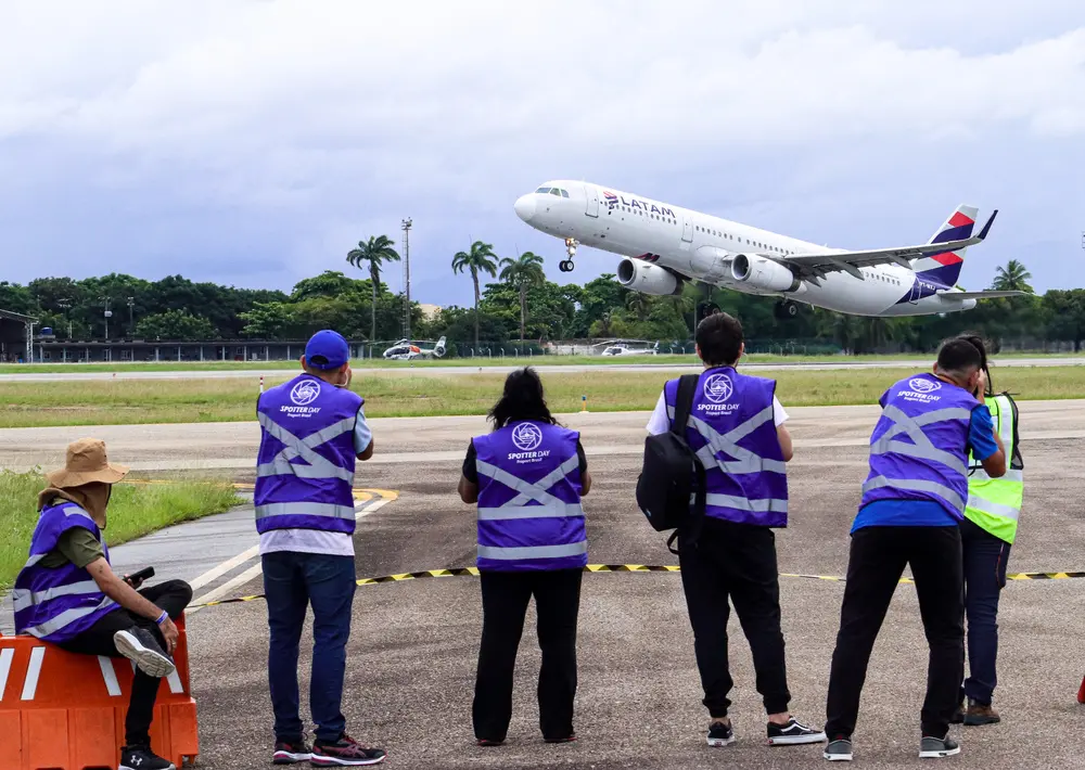Imagem da notícia: Spotter Day: aniversário de Fortaleza tem show de aviões no aeroporto; veja fotos