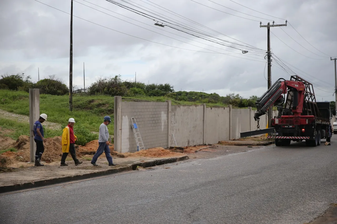 Muros de contenção foram colocados ao redor do terreno na manhã desta terça-feira (16)
