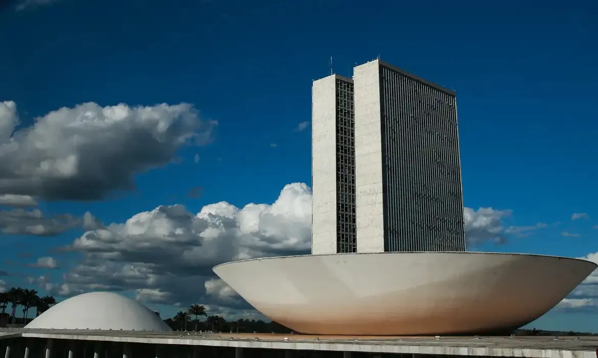 Mais de uma dezena de proposições tramitam no Parlamento.
