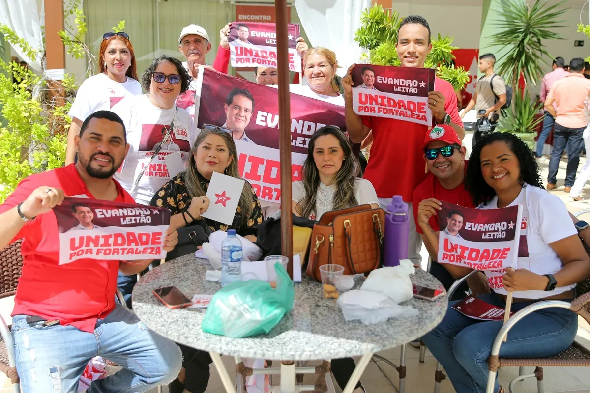 Apoiadores de Evandro Leitão em evento petista
