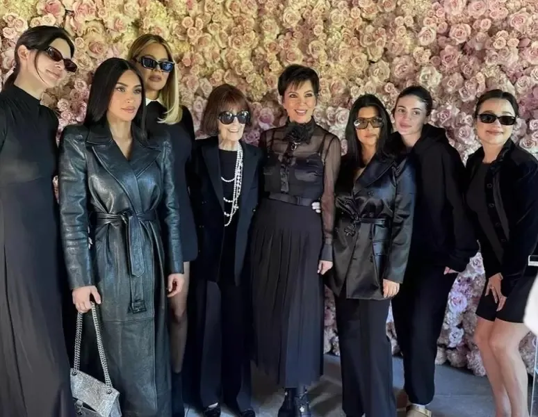 Roupas usadas por Kylie Jenner em funeral deram início aos rumores de gravidez
