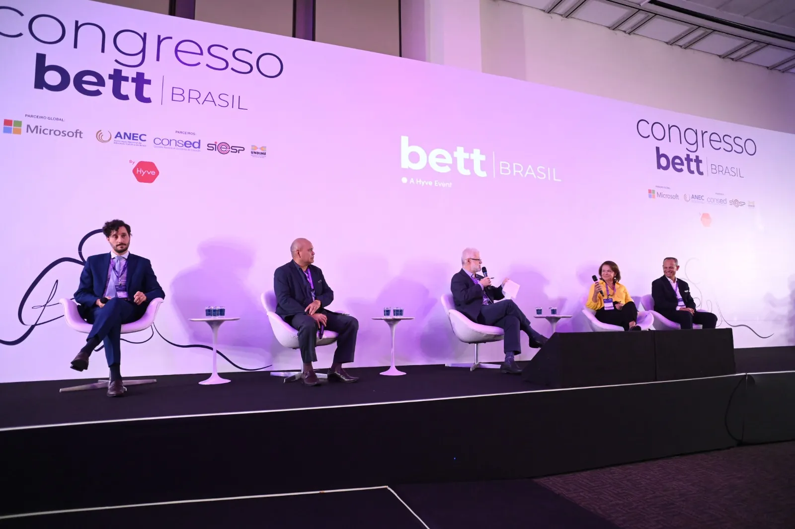 Rubens Lacerda, diretor de Avaliação da Educação Básica do Inep; Júlio Meireles, secretário adjunto de educação do Amazonas; Rubem Barros, jornalista mediador da mesa; Maria Helena Guimarães, ex-secretária executiva do MEC, e Fred Amâncio, secretário de educação de Recife, no evento Bett Brasil 2024