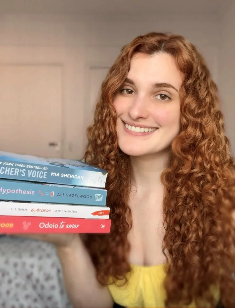 Cearense Annik Machado lê e divulga vários livros nacionais – numa média de três por mês