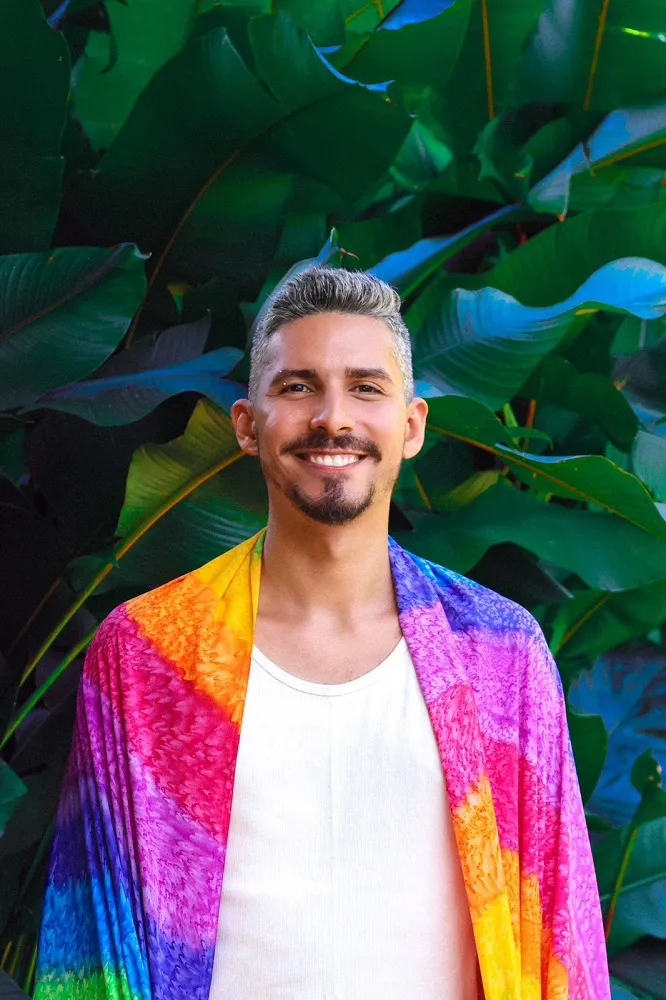 Potiguar de Mossoró, Pedro Rhuas é escritor, cantor e jornalista bastante reconhecido devido ao alcance singular da literatura no Tik Tok