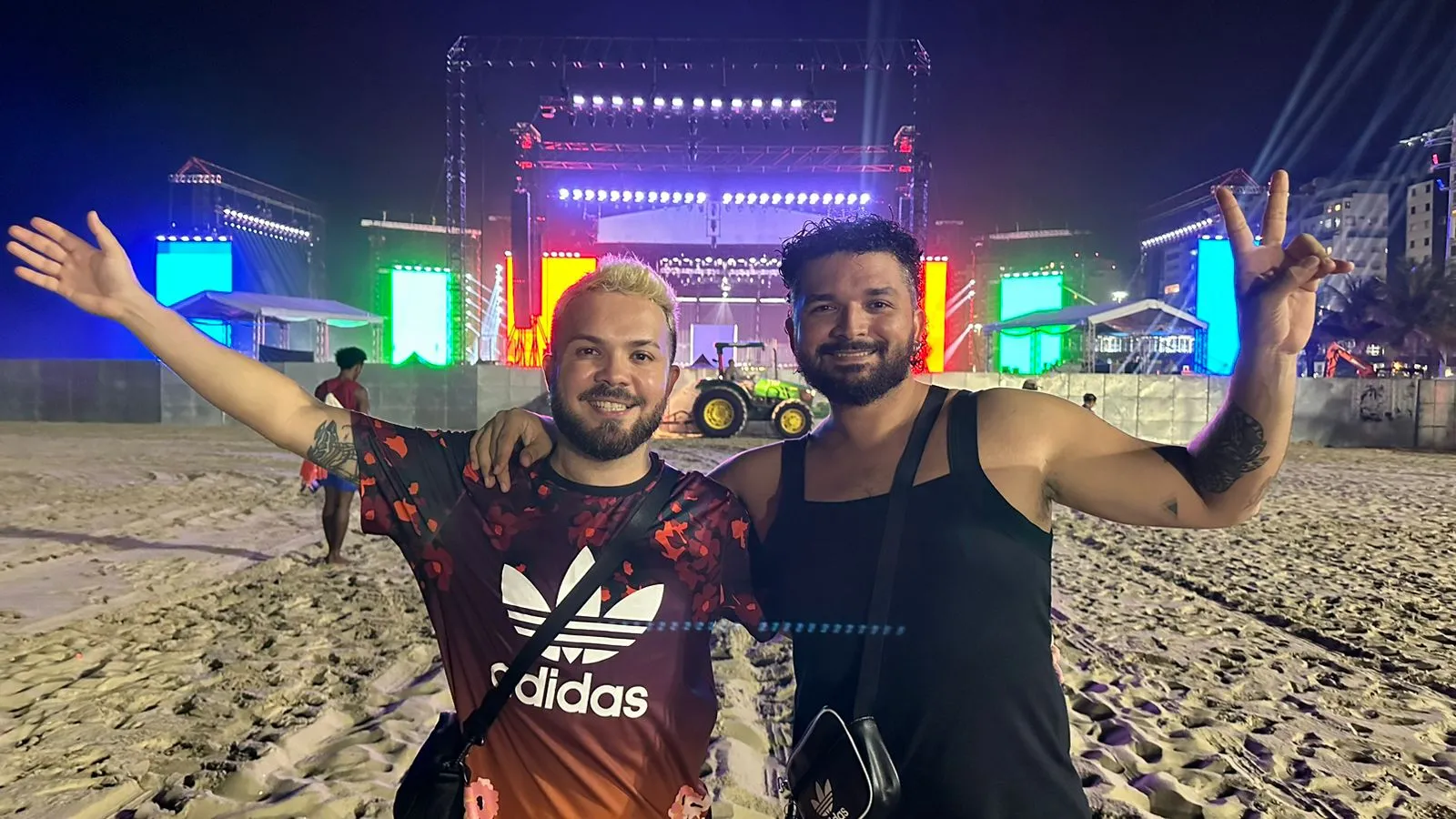 Diego e o marido já conferiram o palco do show, montado em Copacabana