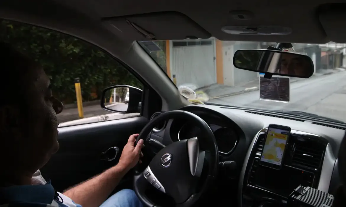 Vereadores apontam supostas irregularidades no funcionamento das plataformas de transporte na cidade.