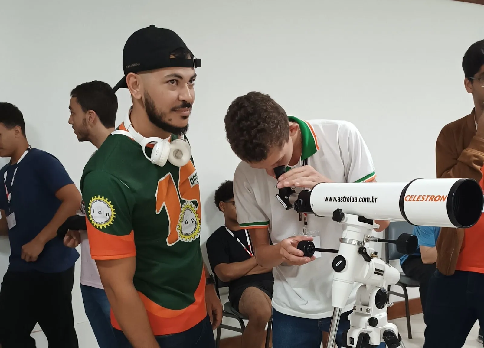 César faz um teste com um telescópio refrator um dia antes da prova. O lado, seu professor Edilson Clímaco