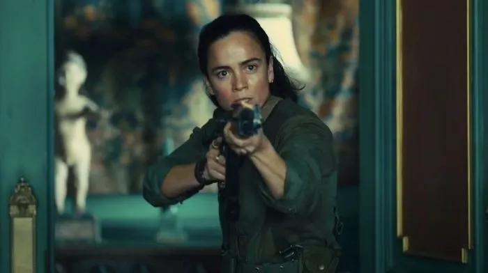 Alice Braga em cena como Sol Soria, de 
