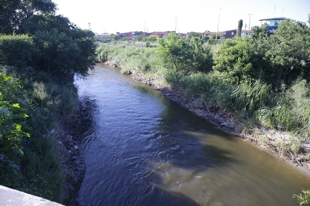 O Rio Maranguapinho conta com uma barragem justamente para tentar evitar as cheias
