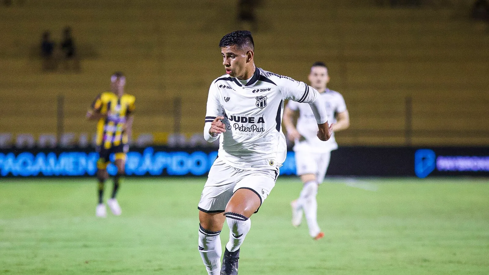 David Ricardo foi titular e teve boa atuação com sistema de três zagueiros pelo Ceará