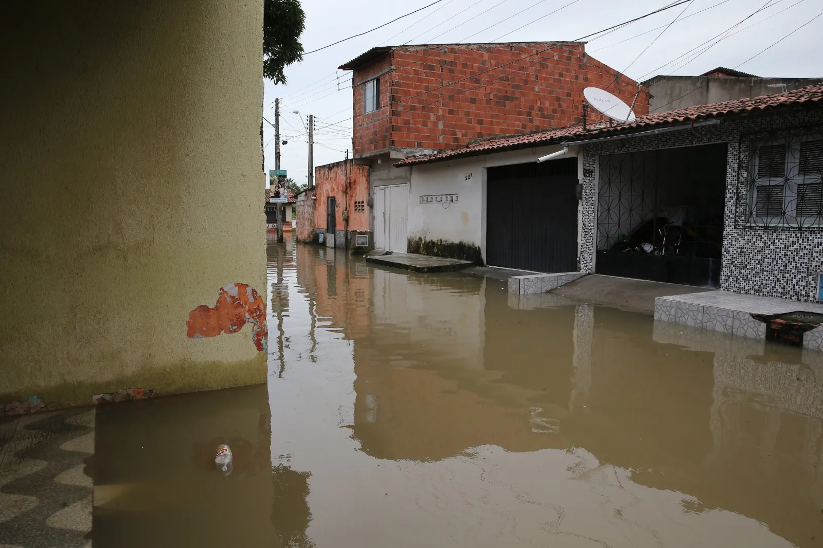Casas próximas ao Rio Cocó, em Fortaleza, sofreram com alagamentos, em 2019, quando a barragem sangrou
