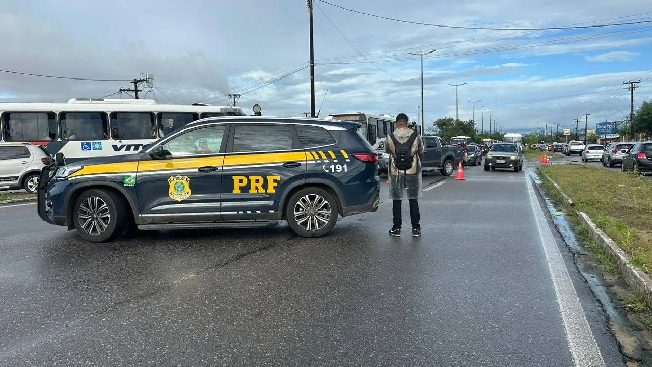 Longa fila de carros é registrado na rodovia