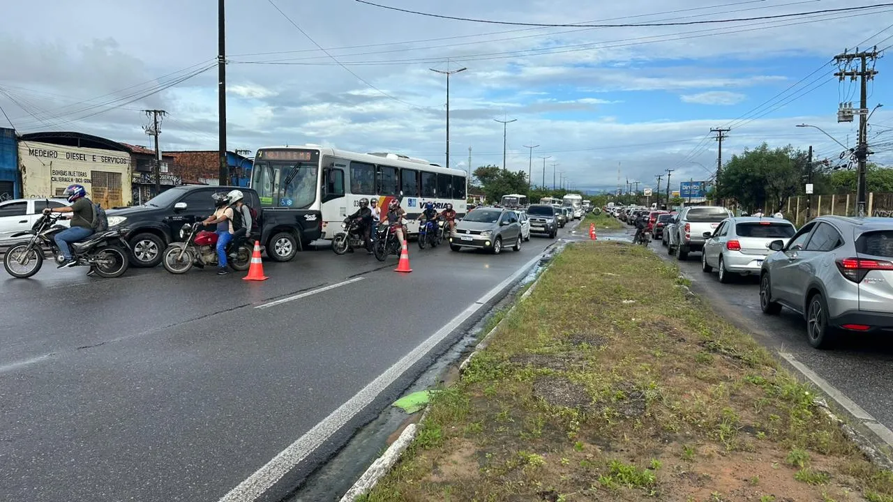 Agentes da PRF orientam motoristas no local