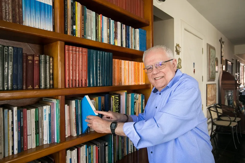 Gonzaga Mota junto à própria biblioteca: caso de amor