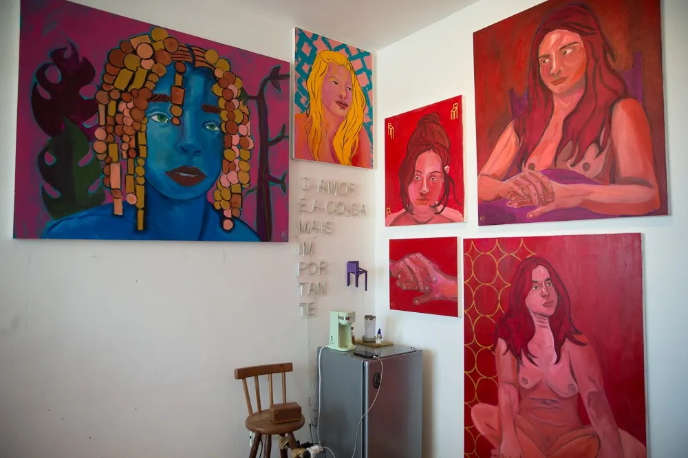 No mais recente ateliê da artista, a frase que se tornou uma das bandeiras de Azuhli