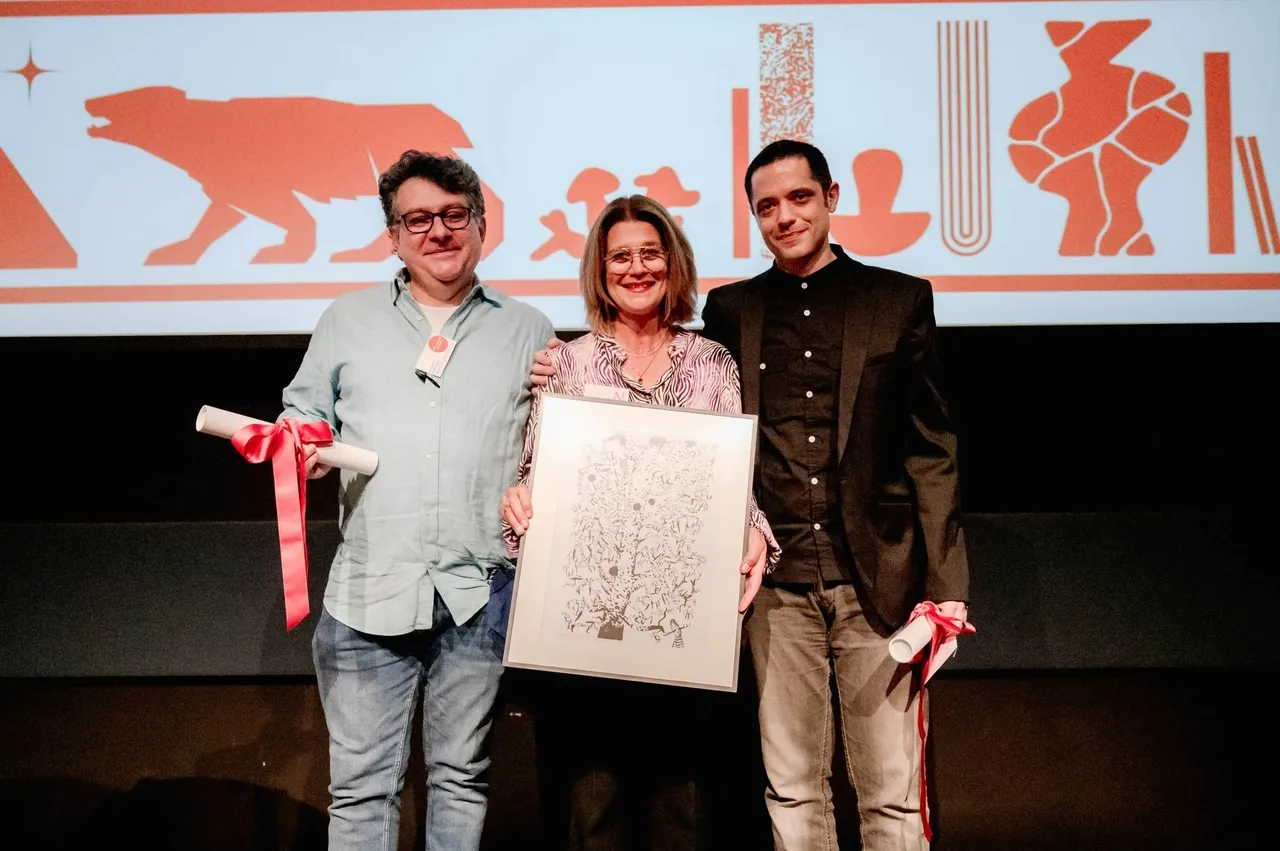 Os tradutores Leonardo Pinto Silva (à esquerda) e Guilherme da Silva Braga (à direita) recebendo os prêmios de Tradutor do ano de 2022 e 2023, respectivamente, do Norla, organização de fomento à literatura da Noruega