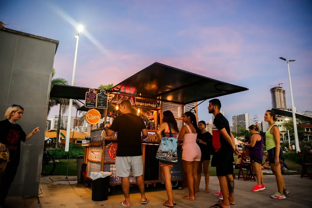 É fim de tarde de domingo quando a fila começa a se formar no carrinho da Pizza Quente