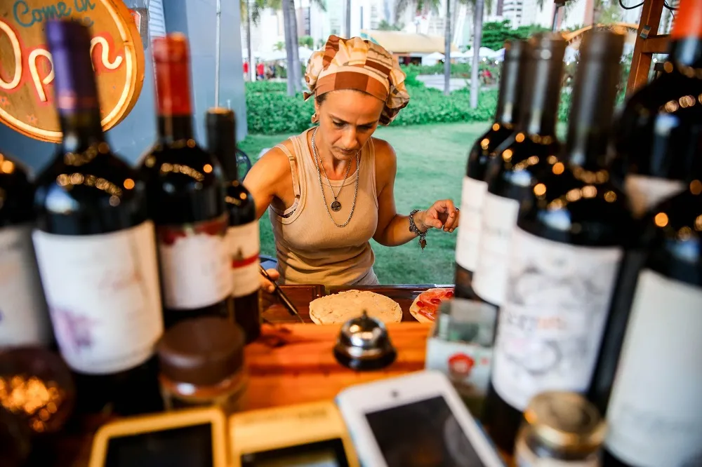 Com muita simpatia e atenção, Felix Forneron e a esposa, Cecilia D'aversa, tocam o empreendimento