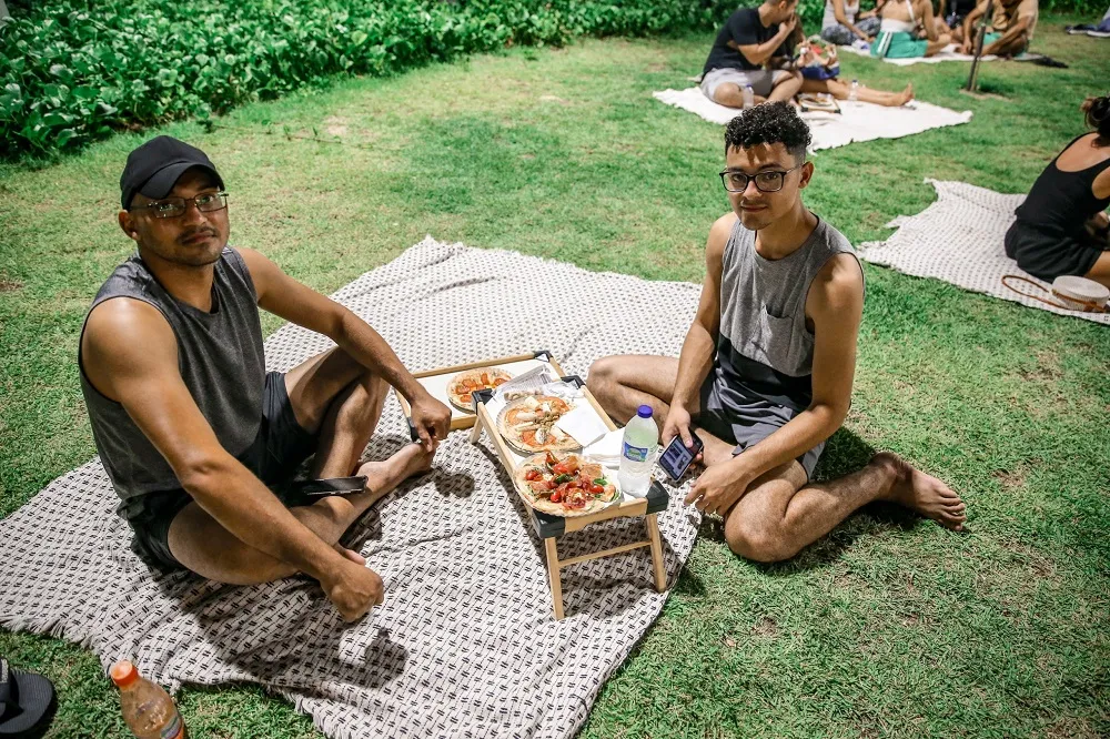 Os irmãos Léo e Joiciano chegaram de bicicleta para experimentar as pizzas