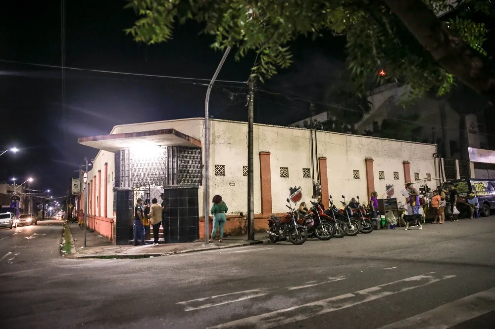 Fachada do Clube Santa Cruz: entre as ruas Padre Mororó e São Paulo, a sede dominical do Forró de Gafieira