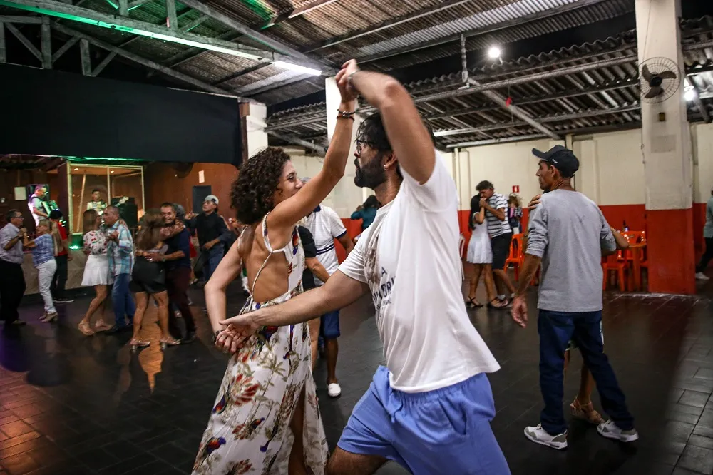 O casal de professores Samanta Fortes e Caio Teixeira Silveira vai pela segunda vez ao Clube, e pretende retornar