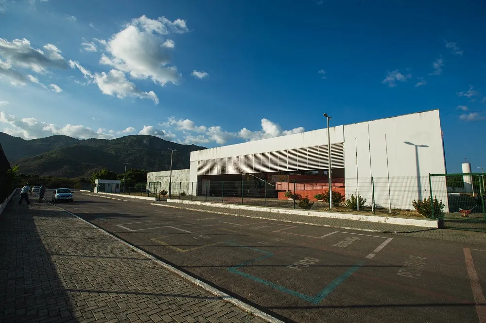 Em 2009, a Adriano Nobre foi uma das primeiras escolas de tempo integral do Ceará com educação profissionalizante.