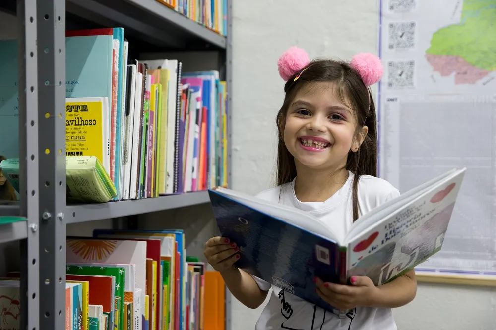 No Cabinhas, crianças atendidas pelo projeto levam semanalmente um livro para casa e leem com os próprios cuidadores