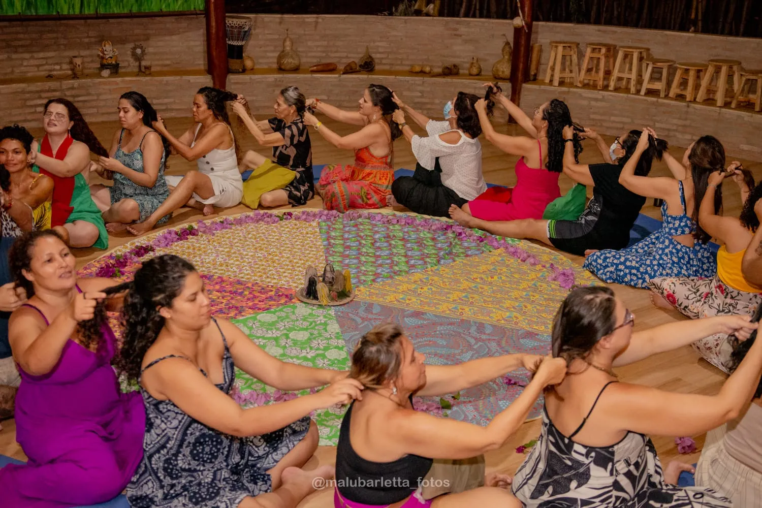 Roda de Gestantes, evento gratuito realizado mensalmente no Roda Semear, em Juazeiro do Norte. O encontro é guiado pela Luz de Candeia, coletivo de parto em que a parteira tradicional Samara Simões trabalho