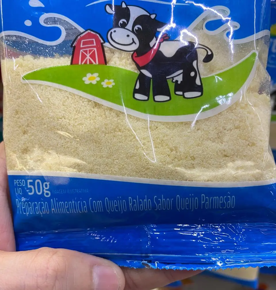 foto de preparação alimentícia com queijo ralado