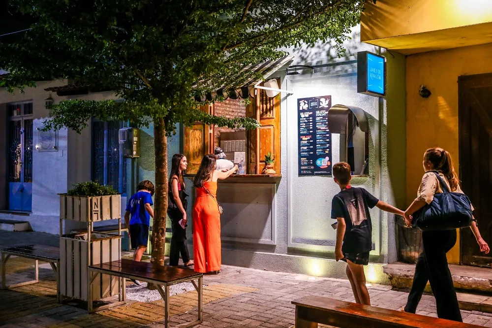 Sabores inusitados de gelato combinados com boa música fazem a atmosfera da Janela do Armazém