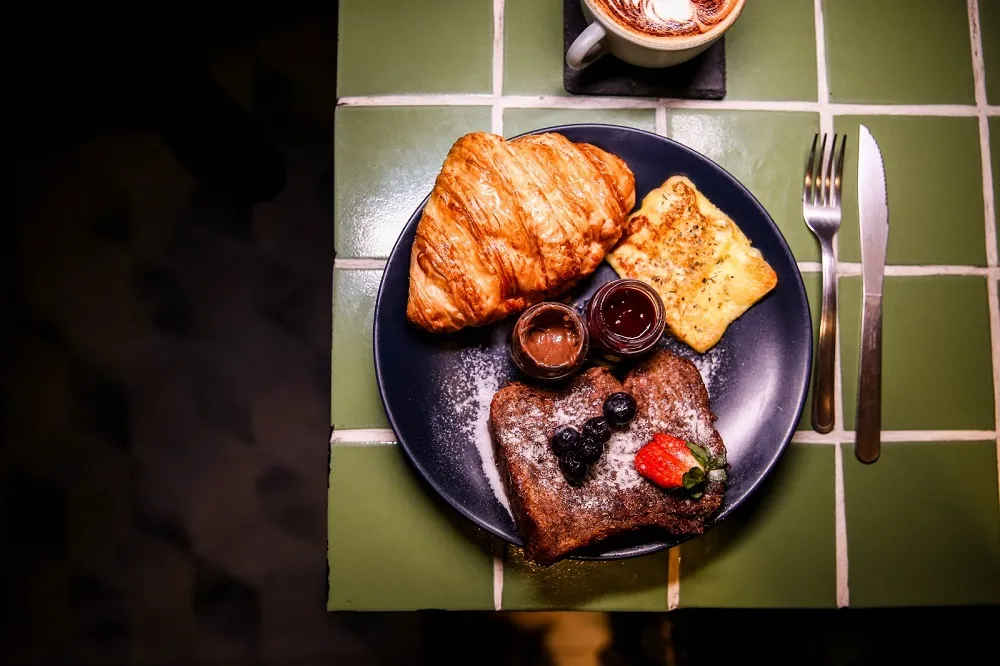 Torra Café, na Sabino Pires, tem cardápio variado, jardim na entrada e funciona no nível da rua