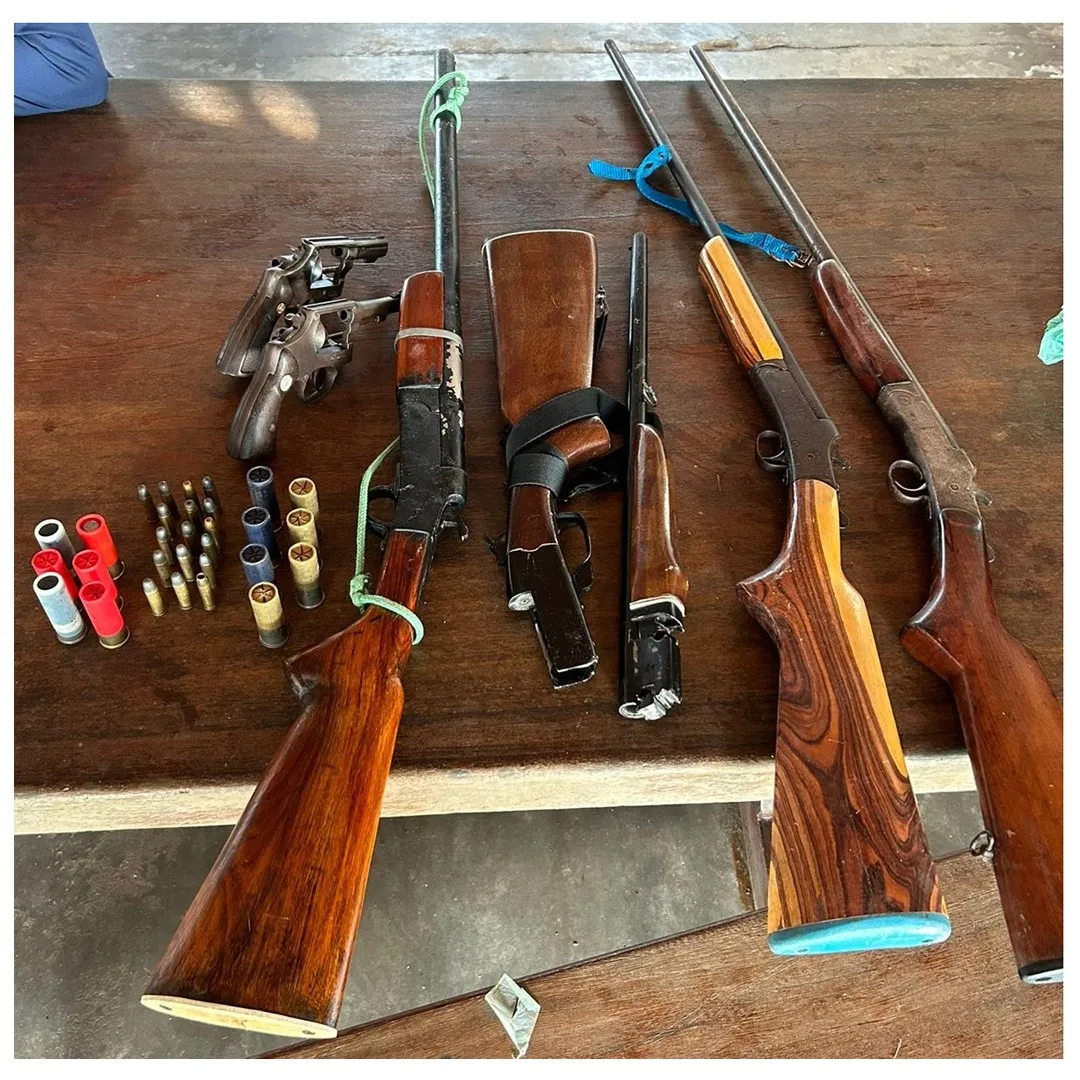 Armas encontradas durante as diligências.