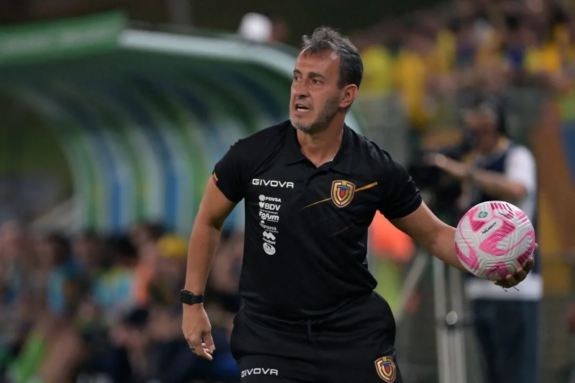 O argentino Fernando Batista é o atual técnico da seleção da Venezuela