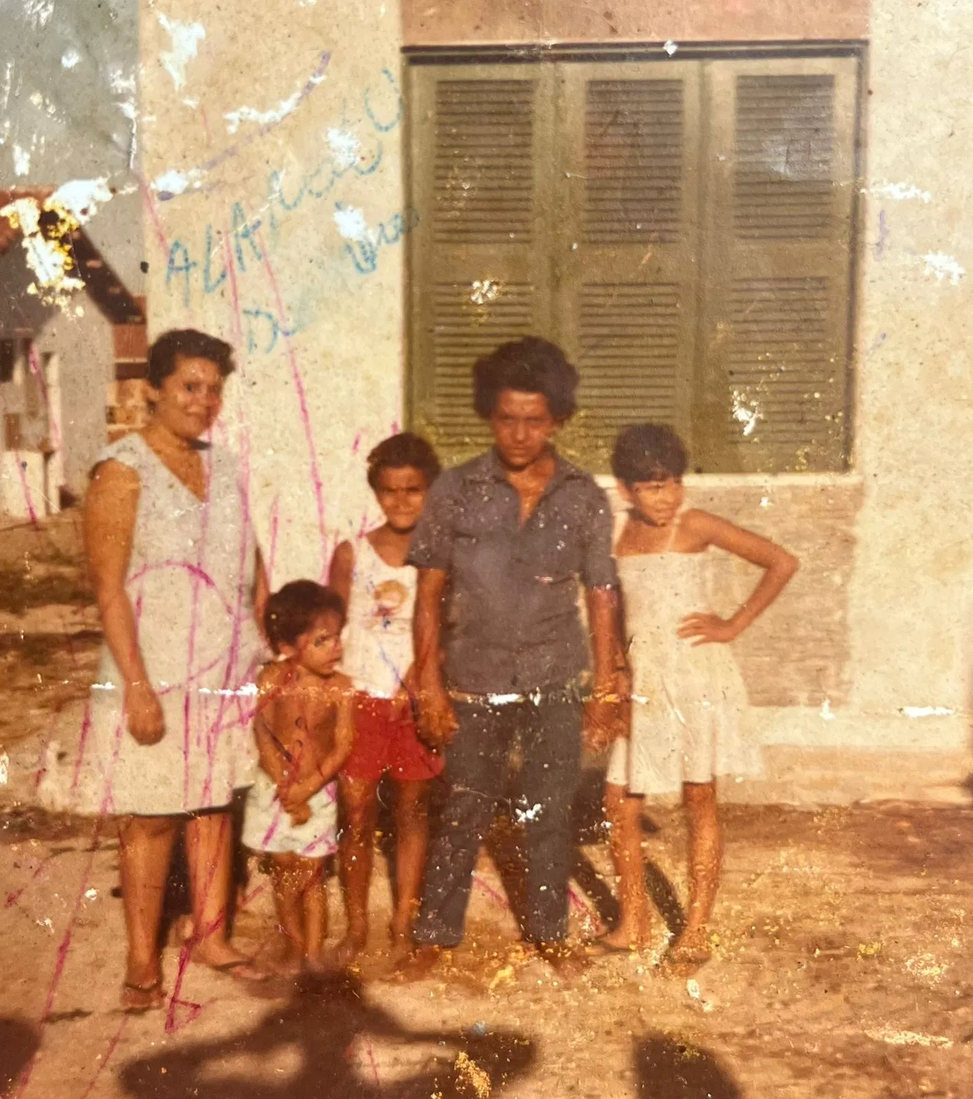 Da esquerda pra direita: tia-avó Tereza, tio Wilame, mãe Elisangela, avó Maria José e tia Erinha, família de Iago Xavier