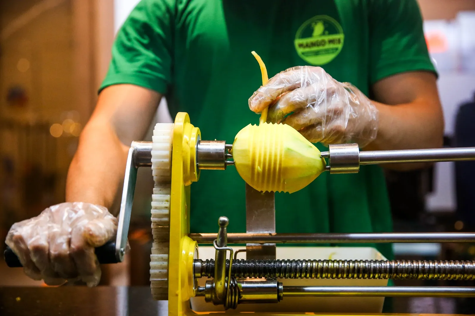 Uma máquina própria e exclusiva do empreendimento corta a manga em tirinhas