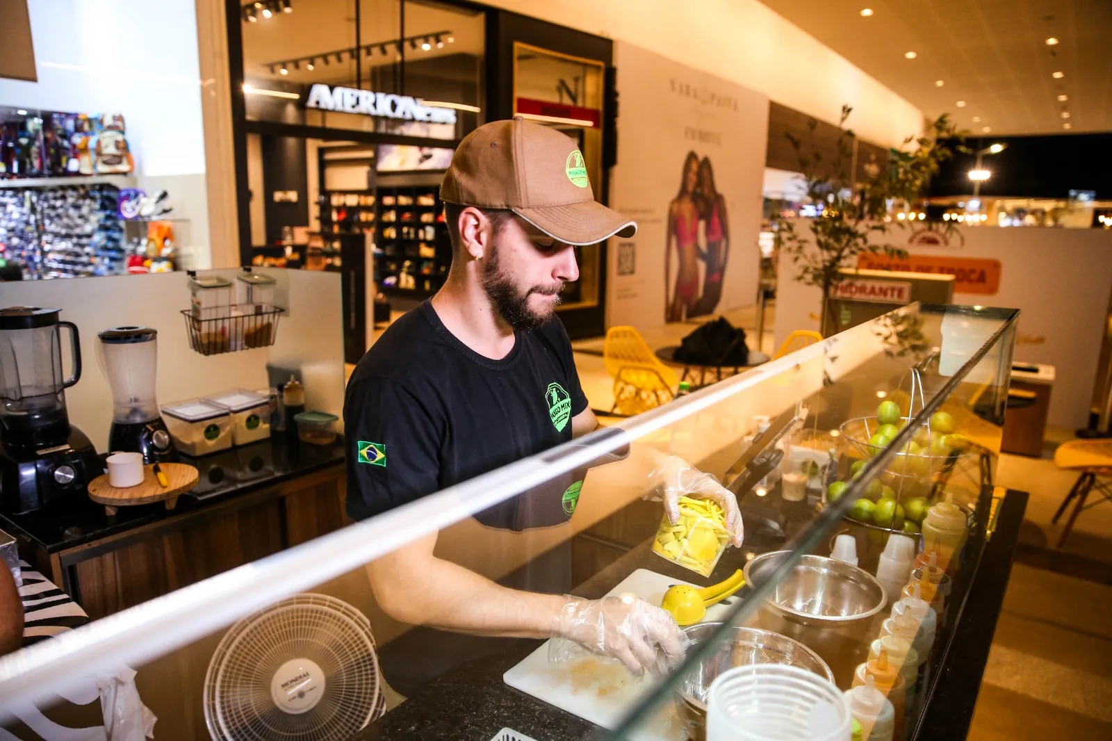 O fundador do negócio faz questão de estar no quiosque para atender a clientela
