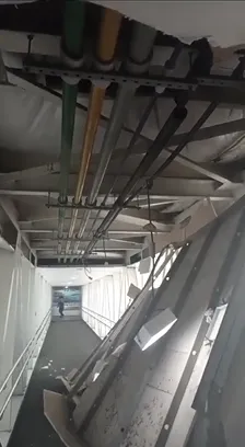 Detalhe de como ficou o teto da passarela após ocorrido