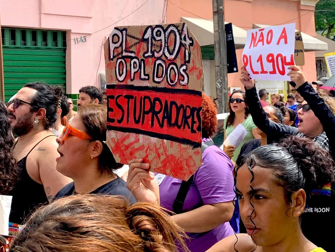 Um dos principais alvos de críticas foi o presidente da Câmara dos Deputados, Arthur Lira (PP-AL), com manifestantes pedindo 