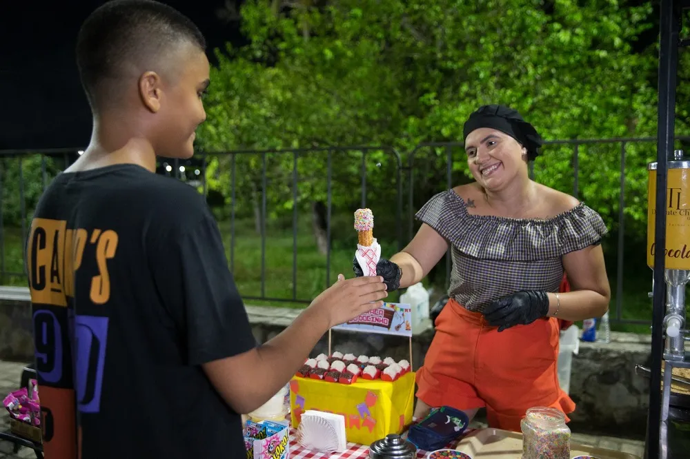 Taynar Lima montou banquinha de churros próximo à Lagoa e, com apoio da mãe, faz a alegria de muitos