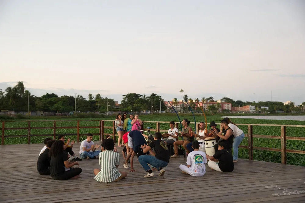 A roda do grupo Itunumsabe Capoeira há três anos é realizada às margens das serenas águas