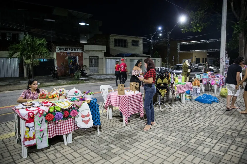 Adriana Sousa e outros comerciantes ocupam o no calçadão da Lagoa com artesanato