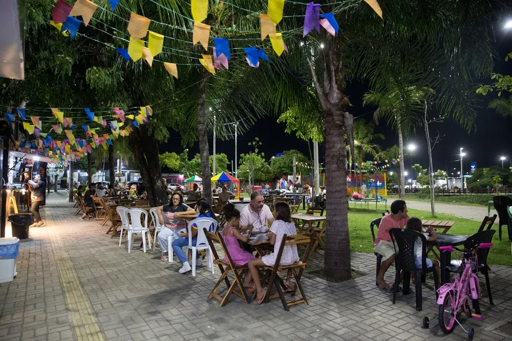 Trailers e outros empreendimentos gastronômicos funcionam no local quase diariamente