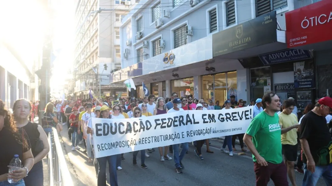 Ato no Dia Nacional de Luta pela Educação Federal, 3 de junho, organizado por três sindicatos: ADUFC, SINTUFCE e SINDSIFCE