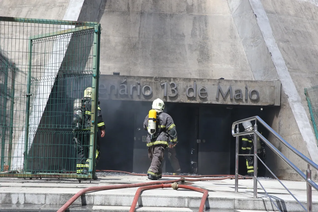 Nesta imagem, é possível perceber que o interior do local está escurecido pela fumaça